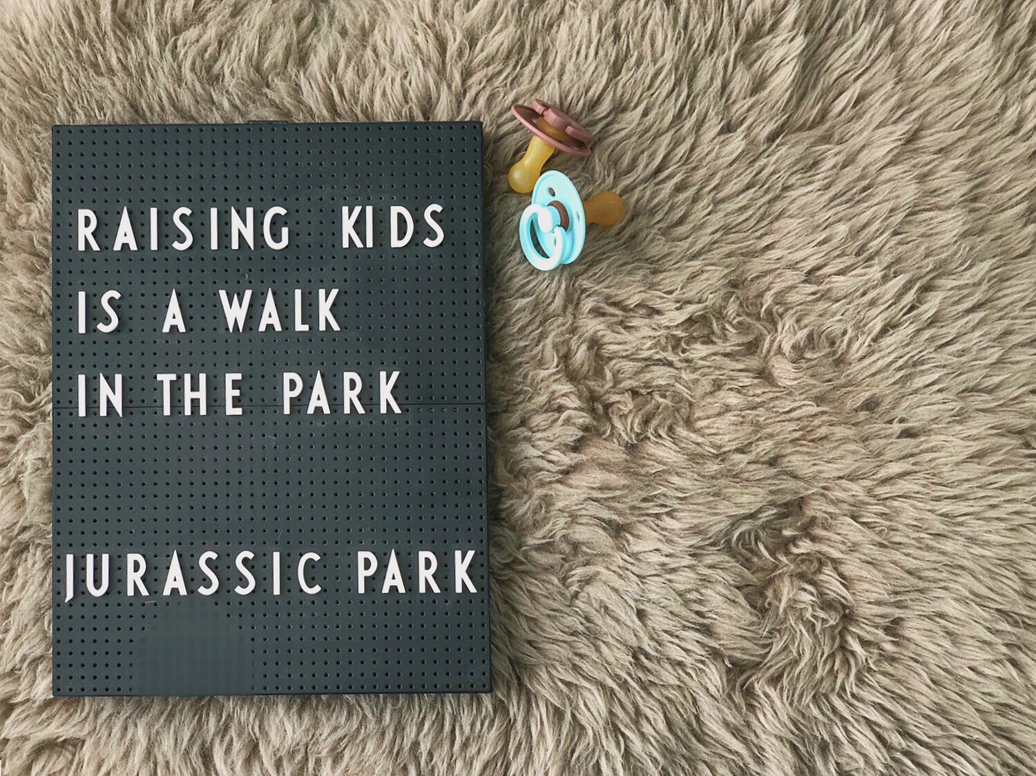 "Gyermeket nevelni olyan, mint sétálni egy parkban. Mondjuk a Jurassic Parkban." De vajon tényleg ennyire nehéz a gyermeknevelés? Másoknak miért megy olyan könnyen?